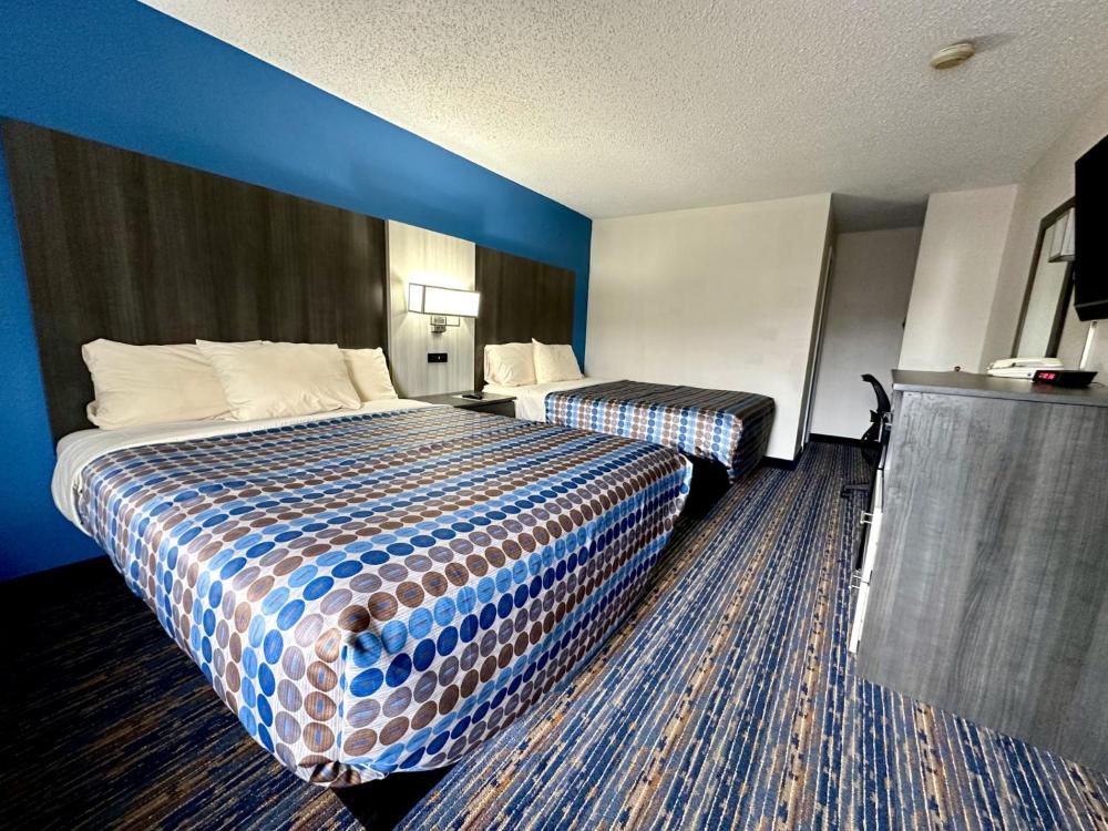 Queen Room with Two Queen Beds - Non-Smoking interior